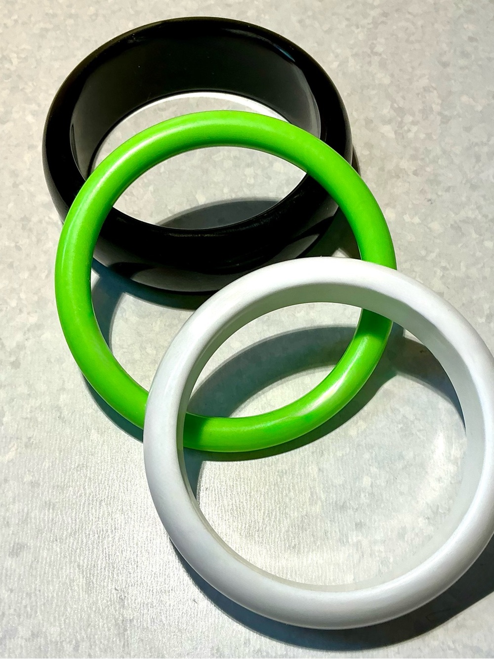 Vintage Stackable Bangles Set of 3 Summertime Lime, White, Black Plastic Bangers - Picture 4 of 11
